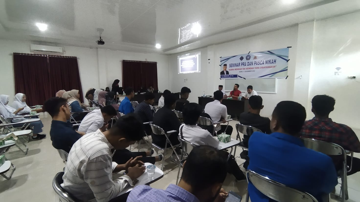 PAYA LIPAH – Upaya peningkatan literasi dan edukasi kepada mahasiswa terus ditingkatkan oleh Fakultas Syariah dan Ekonomi Islam (FSEI) Institut Agama Islam (IAI) Almuslim Aceh salah satunya lewat kegiatan seminar yang saban bulan digelar di kampus setempat.