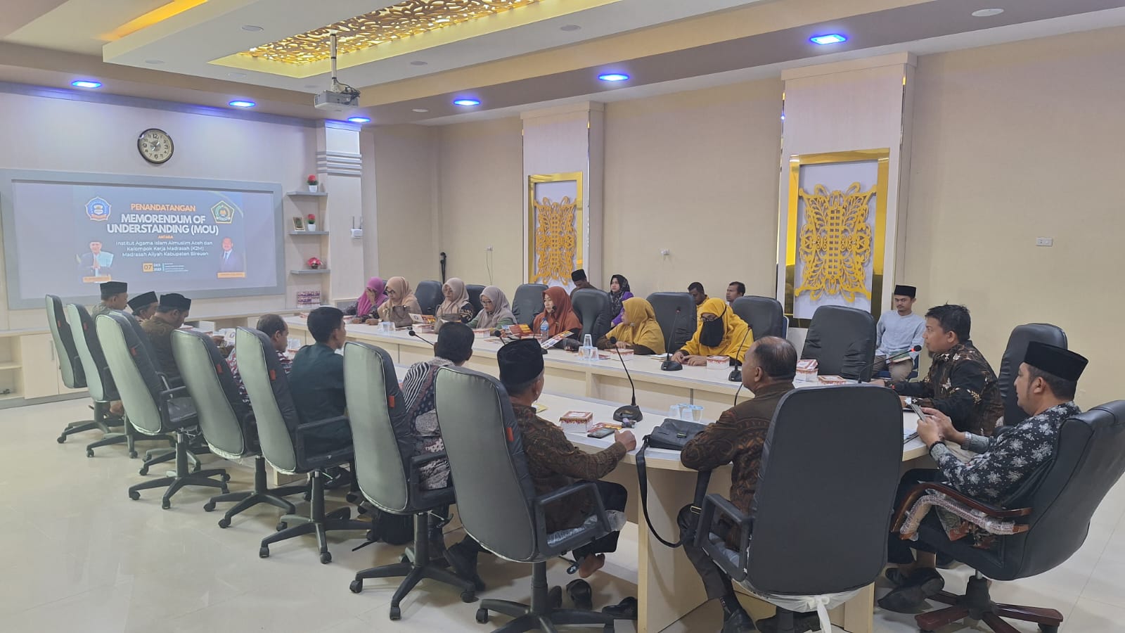 PAYA LIPAH - Penguatan lembaga terus diperkuat, kali ini giliran Kelompok Kerja Madrasah (K2M) Madrasah Aliyah Kabupaten Bireuen dan Institut Almuslim Aceh (IAI) Almuslim Aceh kembali melakukan penandatangan Perjanjian Kerja Sama (PSK) yang berlangsung Kamis, 7 Desember 2023 di ruang rapat setempat.