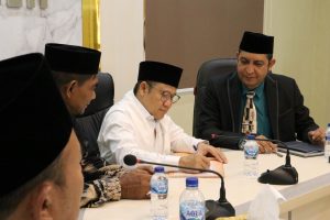 PAYA LIPAH - Untuk kali perdana, tokoh sekaligus politisi Indonesia yang saat ini tercatat sebagai Ketua Umum Parta Kebangkita Bangsa (PKB) Dr (HC) Abdul Muhaimin Iskandar MSi mengisi kuliah edukasi politik di kampus Institut Agama Islam (IAI) Almuslim Aceh, Paya Lipah, Rabu, 6 Desember 2023.