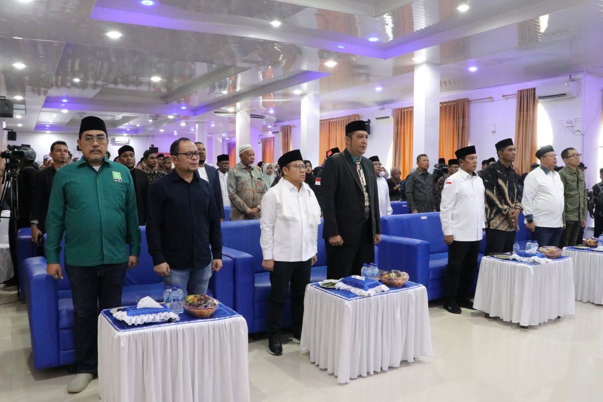 PAYA LIPAH - Untuk kali perdana, tokoh sekaligus politisi Indonesia yang saat ini tercatat sebagai Ketua Umum Parta Kebangkita Bangsa (PKB) Dr (HC) Abdul Muhaimin Iskandar MSi mengisi kuliah edukasi politik di kampus Institut Agama Islam (IAI) Almuslim Aceh, Paya Lipah, Rabu, 6 Desember 2023.