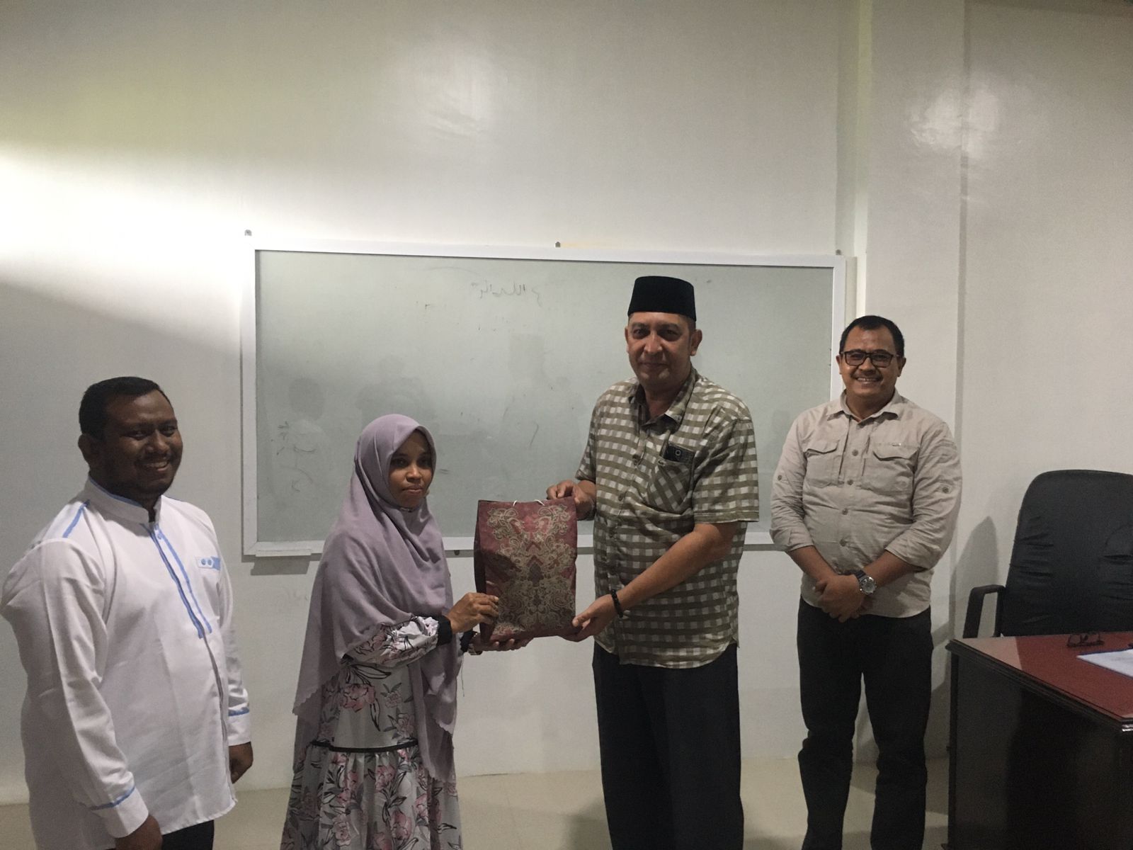 PAYA LIPAH - Kabar bahagia datang dari mahasiswa pascasarjana Institut Agama Islam (IAI) Almuslim Aceh yang beberapa waktu lalu mewakili kabupaten Bireuen keluar sebagai juara dalam seleksi Musabaqah Tilawatil Quran (MTQ) Korps Pegawai Republik Indonesia (Korpri) Aceh tahun 2023.