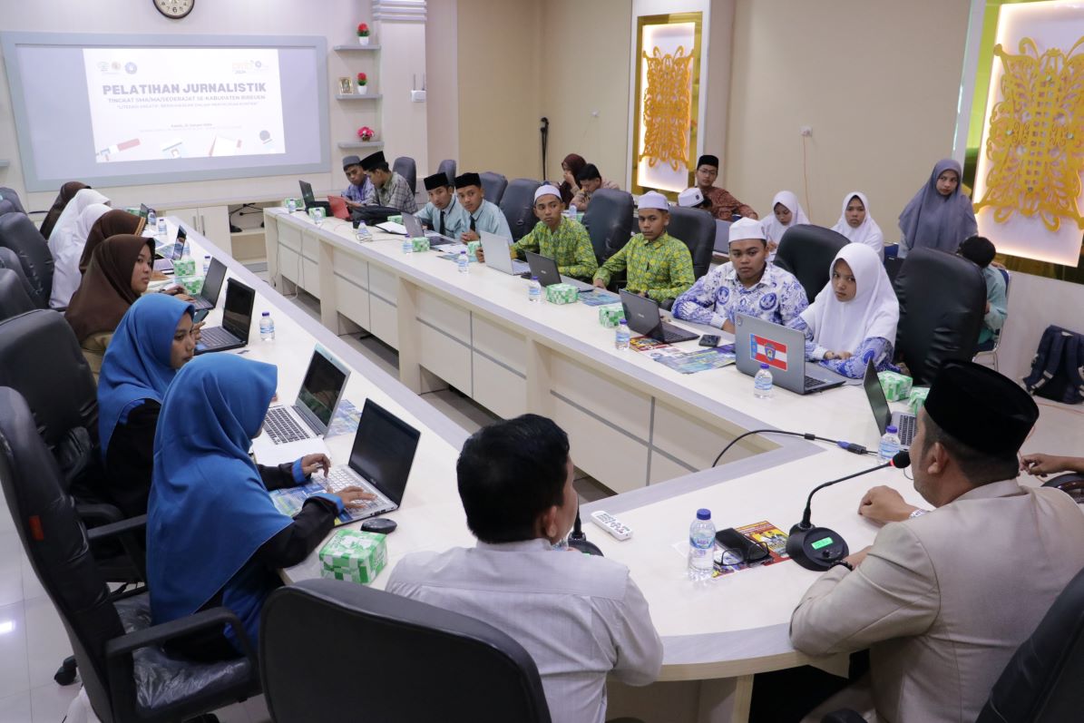 pelatihan jurnalistik penerimaan mahasiswa baru iai almuslim aceh 2024